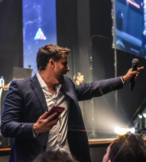 Tony Ventura realizando um treinamento de chatgpt para empresas